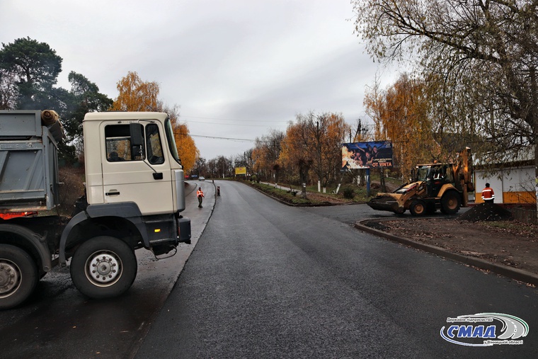 Підрядна організація продовжує виконання ремонтно-будівельних робіт з поточного середнього ремонту автомобільної дороги загального користування місцевого значення С-02-14-52 (Стрий-Тернопіль-Кропивницький-Знам'янка-Немирів), на ділянці км 1+000-км 2+690