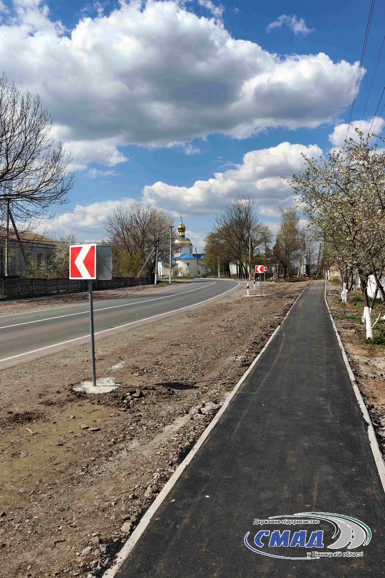 У Тростянецькому районі підрядник влаштував верхній шар дорожнього одягу та завершив роботи з благоустрою відновленої ділянки дороги