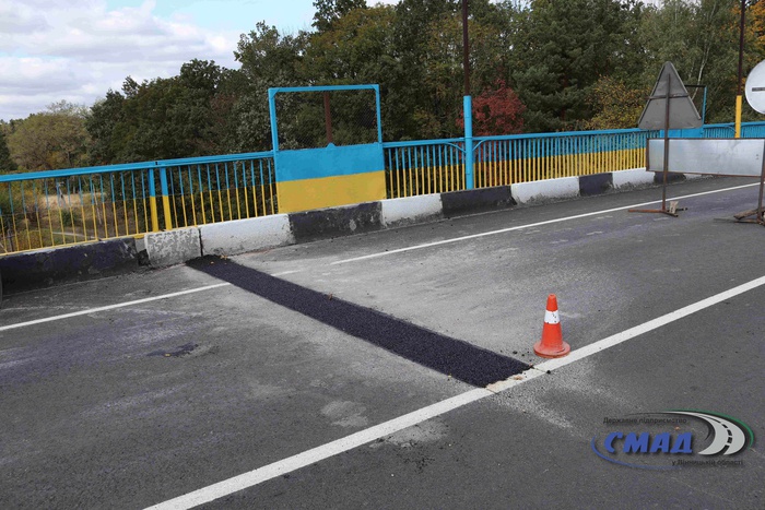 На замовлення ДП «Служба місцевих автомобільних доріг у Вінницькій області» проводять роботи з технічного обслуговування деформаційних швів штучних споруд