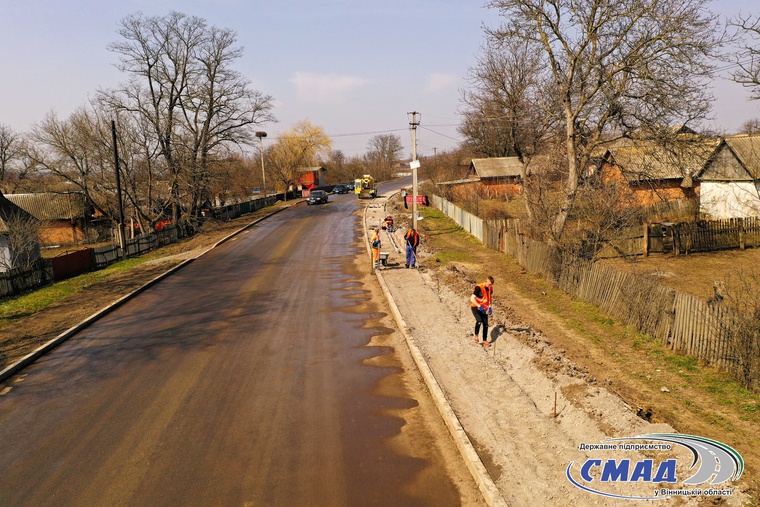 У Гайсинському районі бригада дорожників продовжує капітально ремонтувати ділянку автомобільної дороги загального користування місцевого значення О-02-04-08 Гайсин –Теплик км 7+933 – км 17+860